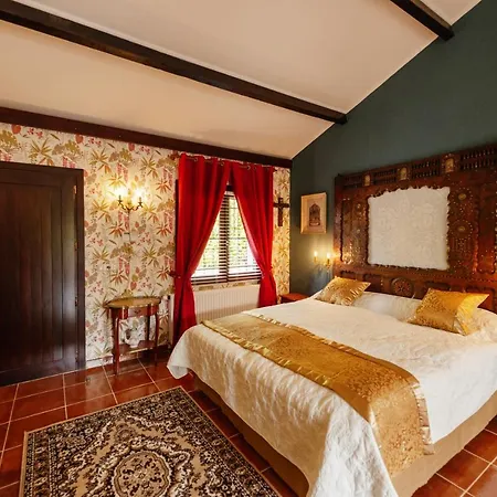La Pierre Rouge Bed & Breakfast *