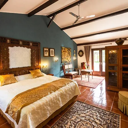 La Pierre Rouge Bed & Breakfast *