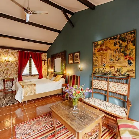 La Pierre Rouge Bed & Breakfast *
